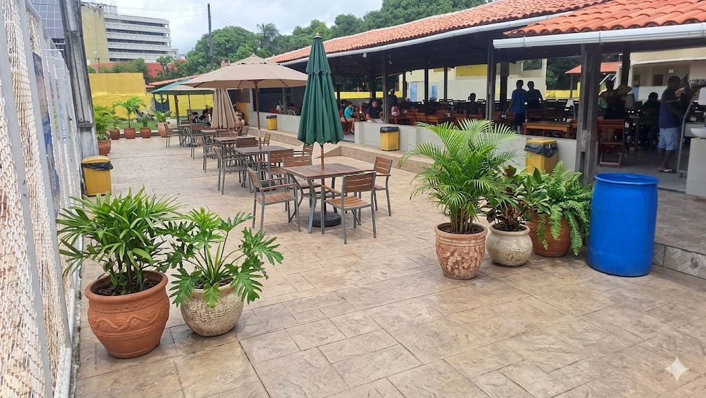 Vista ampla da nova área gourmet com paisagismo natural