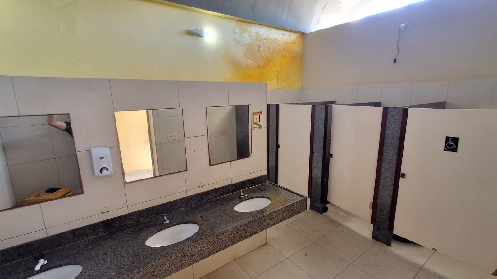 Banheiros atuais com sinais de infiltração