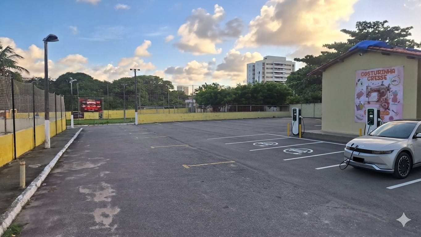 Eletroposto em operação com Hyundai Ioniq carregando