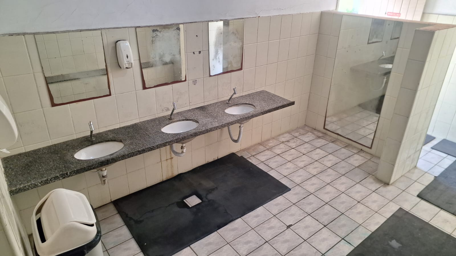Vestiário 1 atual com sinais de desgaste