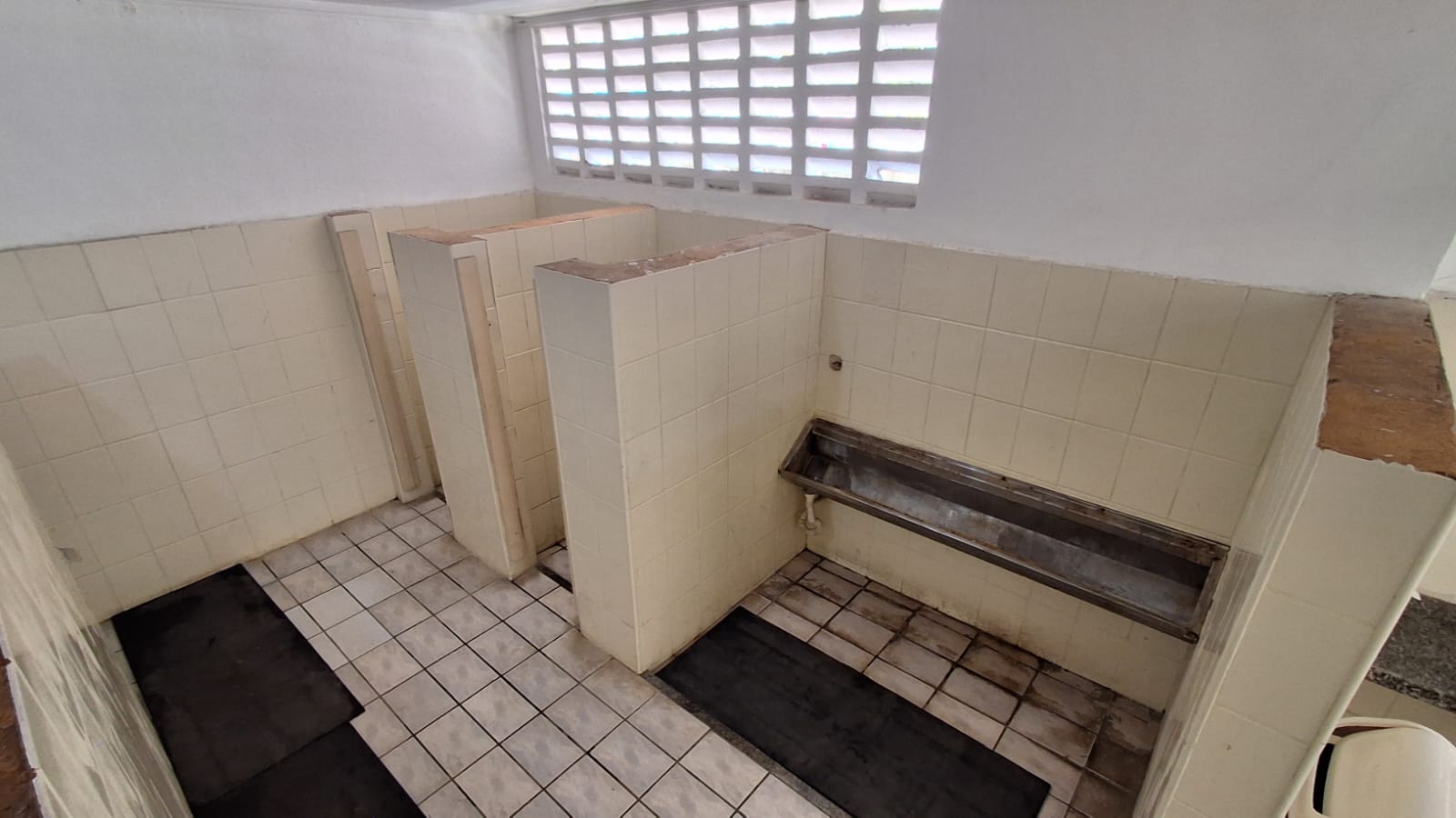 Vestiário 2 atual com divisórias antigas