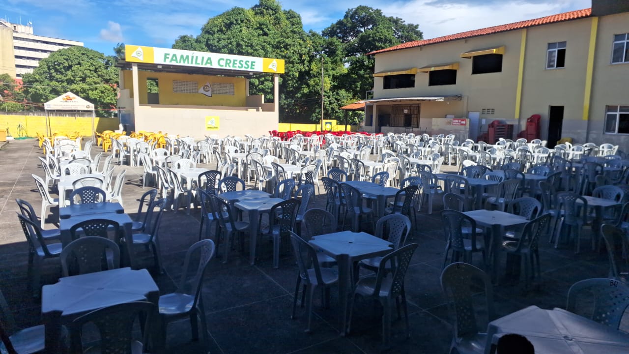 Cadeiras plásticas em evento do clube