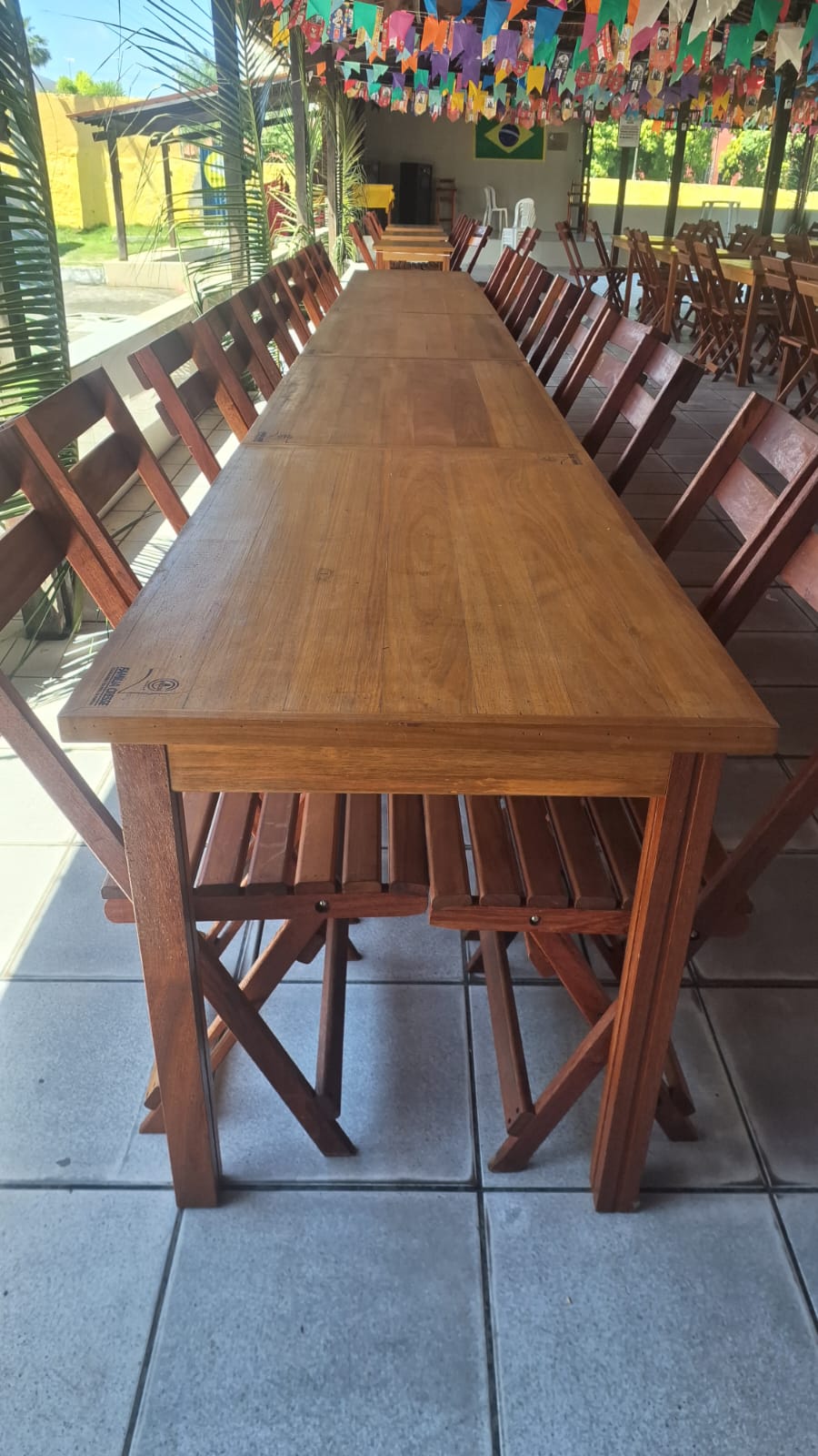 Mesa grande de madeira preparada para festas