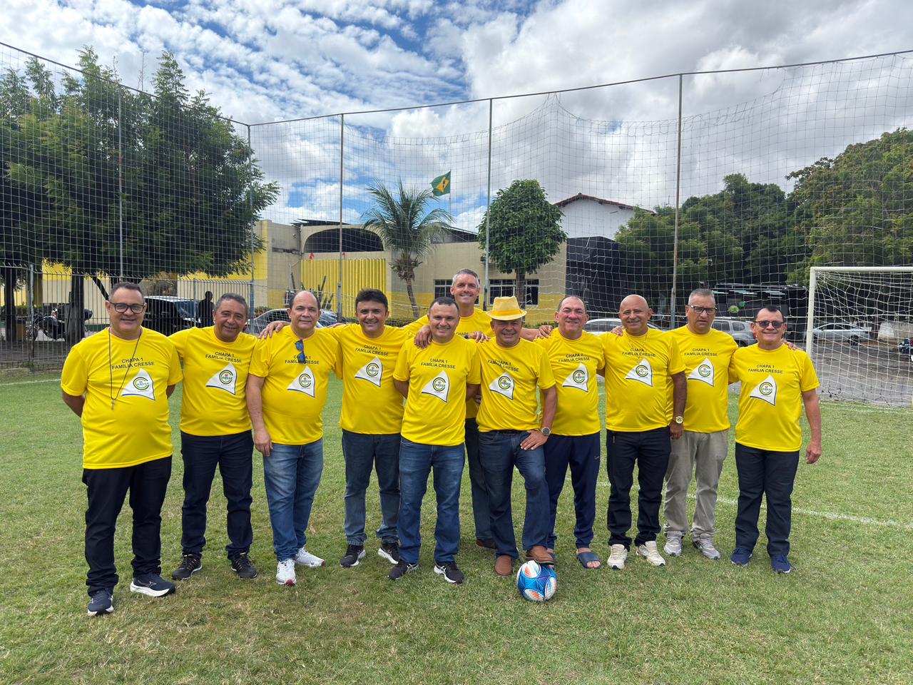 Equipe da Chapa 1 reunida no campo de futebol do CRESSE