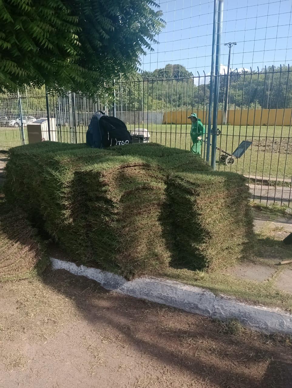 Blocos de grama prontos para instalação no campo de futebol