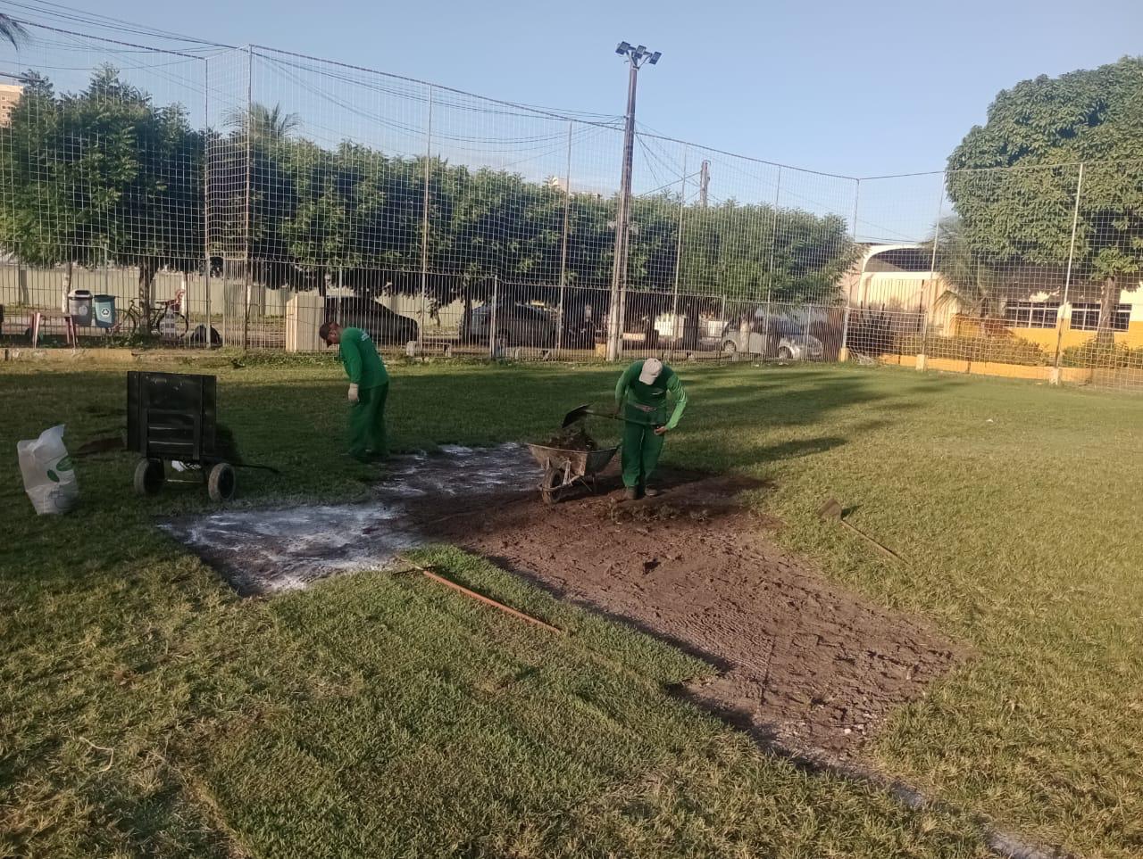 Equipa preparando o solo para instalação do gramado