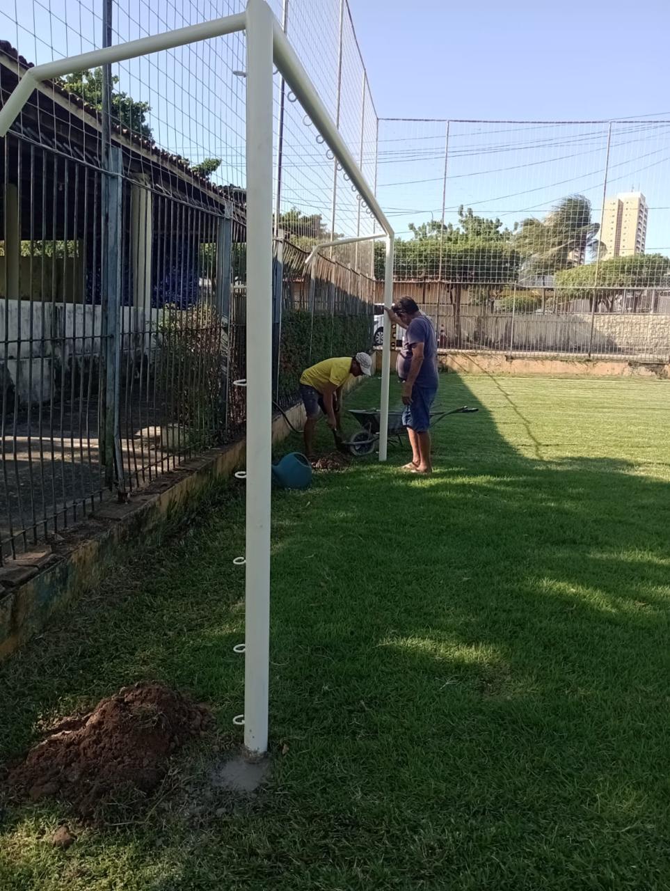 Instalação de traves no campo de futebol