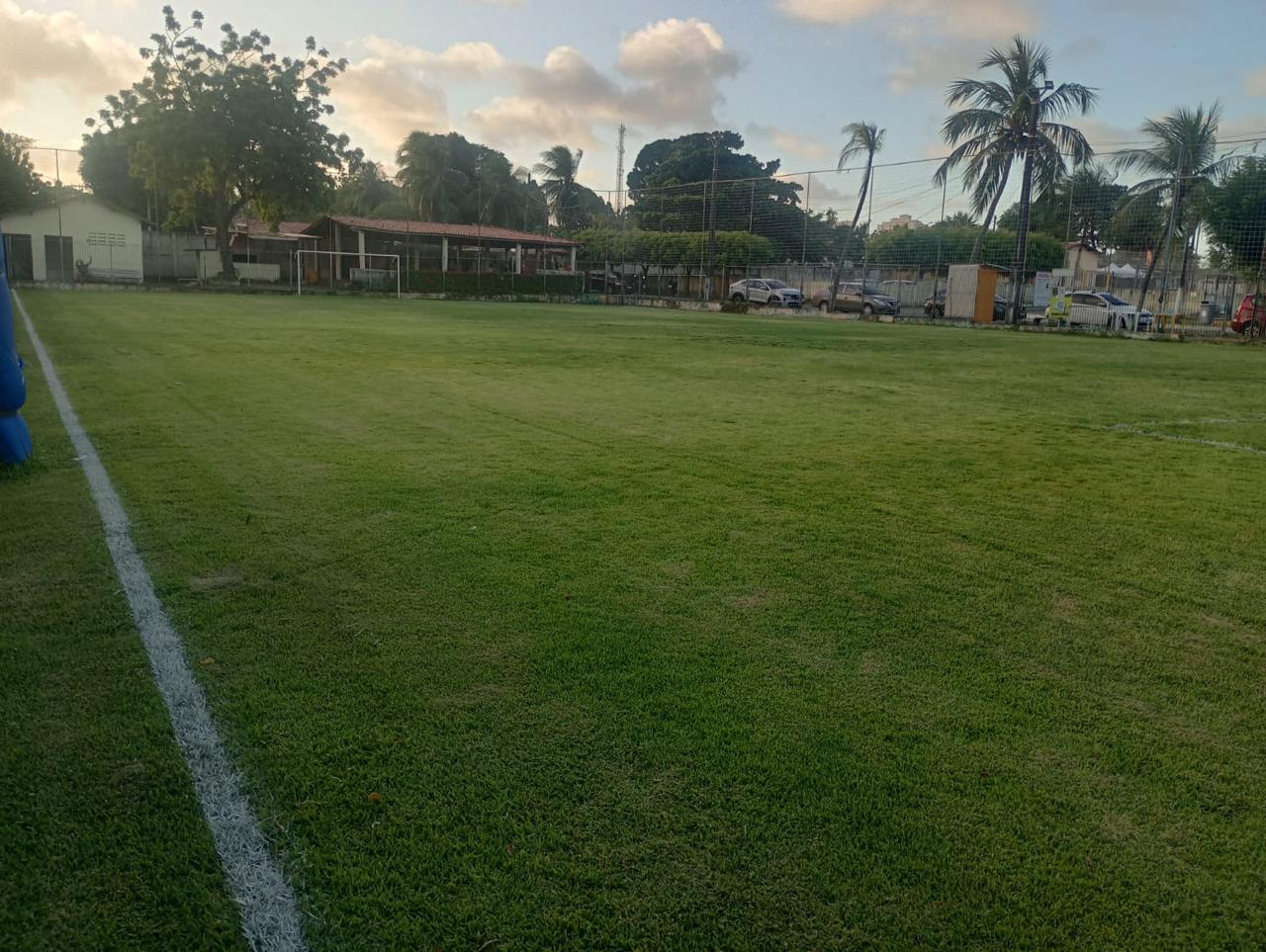 Campo de futebol restaurado e pronto para uso