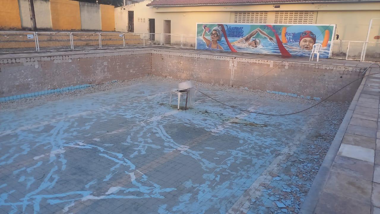 Piscina vazia para iniciar a reforma