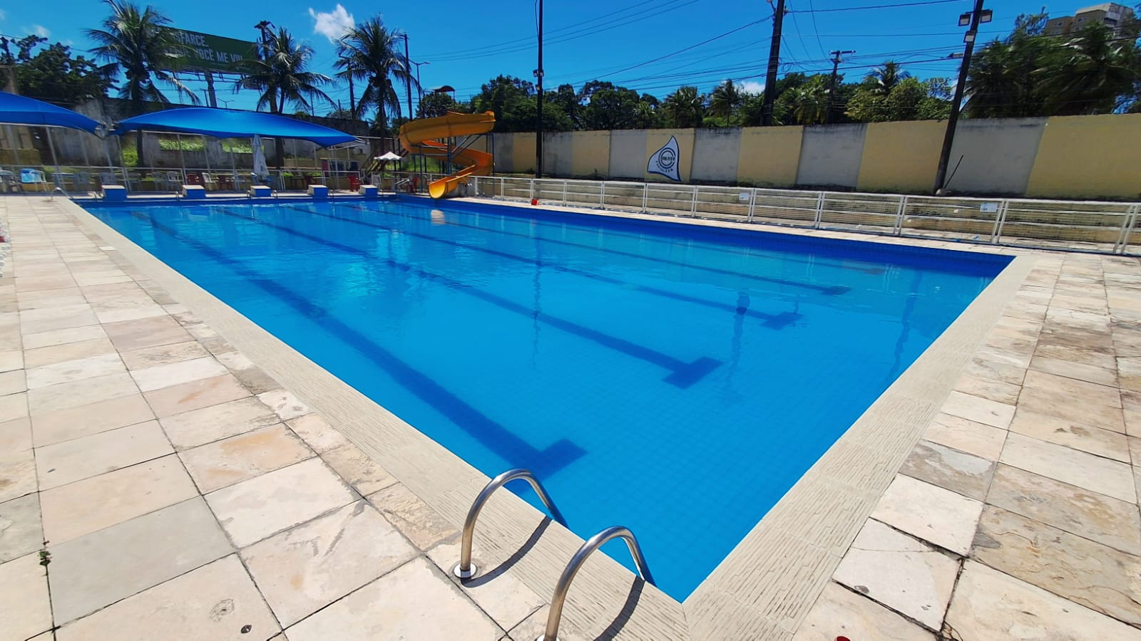 Piscina pronta com água limpa, escada nova e nova identidade visual